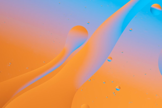Imagen abstracta colorida con transiciones fluidas de naranja y azul que forman un patrón dinámico y vibrante