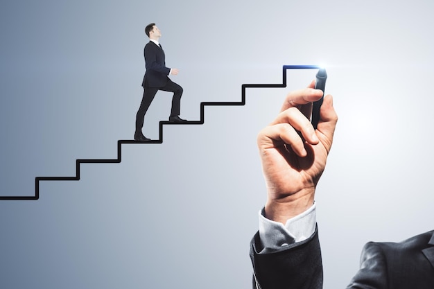 Imagen abstracta de un hombre de negocios subiendo escaleras dibujadas a mano sobre fondo claro Concepto de éxito del trabajo en equipo y desarrollo profesional