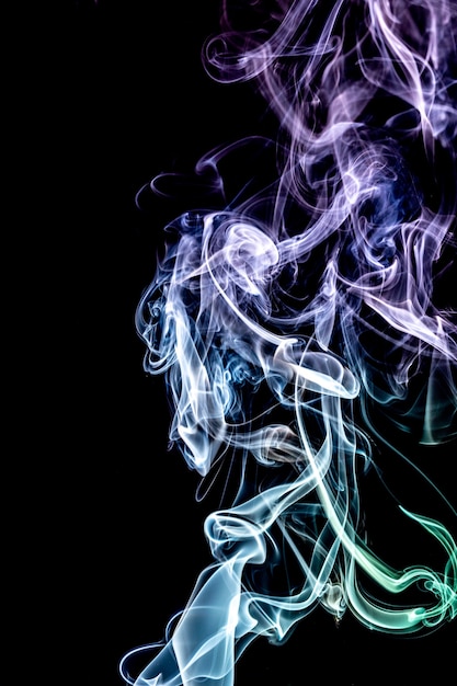 Imagen abstracta de humo sobre fondo negro, efecto misterio.