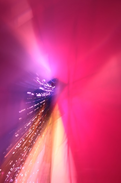 Imagen abstracta de la iluminación de la llamarada rosa con lente