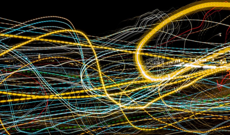 Foto imagen abstracta de rastros de luz coloridos por la noche