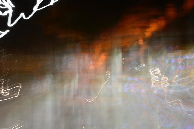 Foto imagen abstracta de rastros de luz por la noche