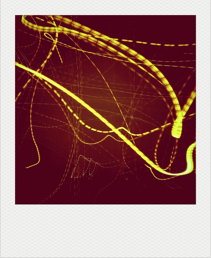 Foto imagen abstracta de tiras iluminadas contra un fondo negro