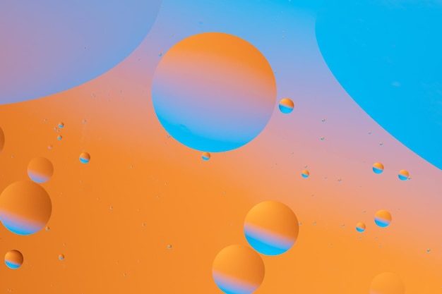 Imagen abstracta con transiciones suaves de colores naranja y azul que crean un patrón fluido vibrante y dinámico