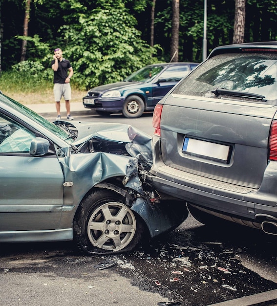 Imagen de un accidente automovilístico que involucra a dos autos.