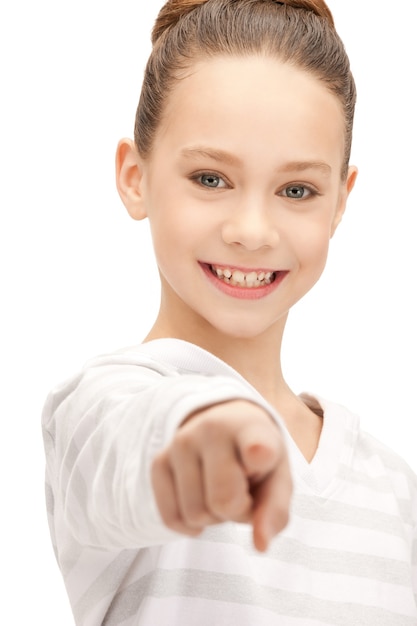 imagen de una adolescente apuntando con su dedo