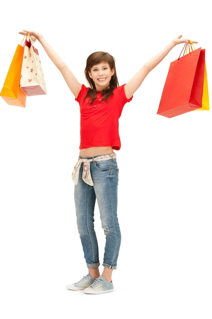 imagen de una adolescente con bolsas de la compra