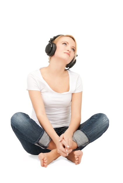 Imagen de una adolescente feliz en auriculares grandes