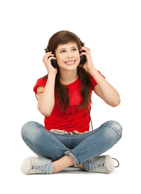 Imagen de una adolescente feliz en auriculares grandes