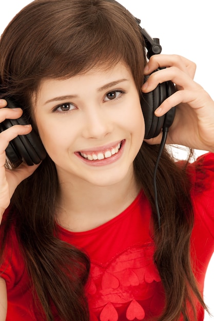 Imagen de una adolescente feliz en auriculares grandes