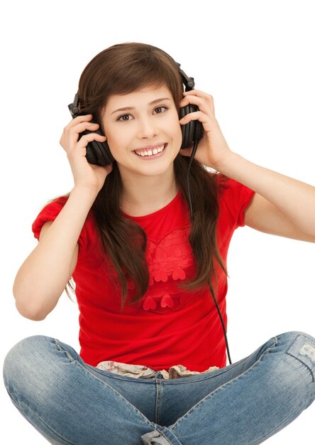 Imagen de una adolescente feliz en auriculares grandes