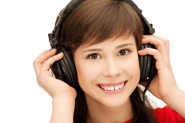 Imagen de una adolescente feliz en auriculares grandes