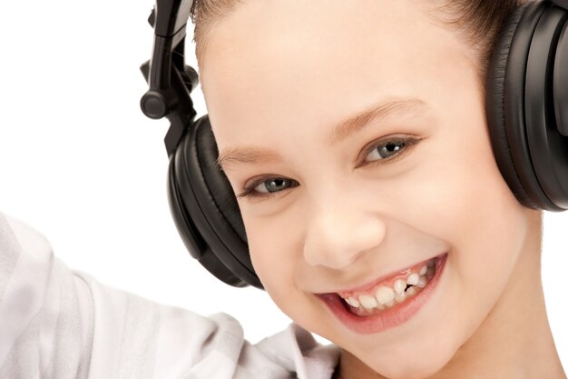 Imagen de una adolescente feliz en auriculares grandes