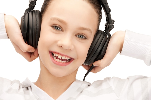 Imagen de una adolescente feliz en auriculares grandes