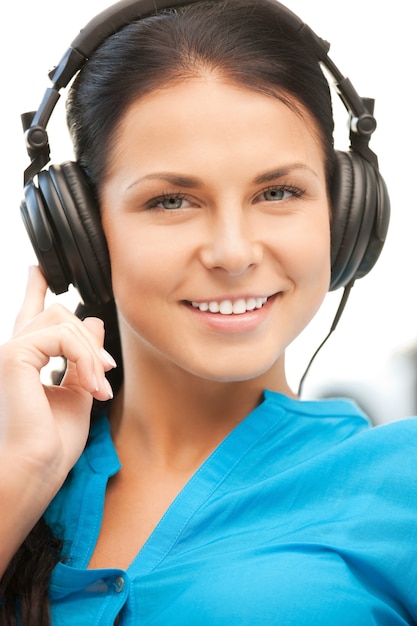 Foto imagen de una adolescente feliz en auriculares grandes