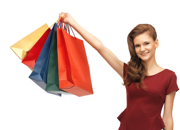 Imagen de una adolescente feliz con bolsas de la compra.