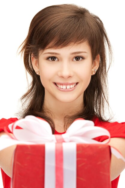 imagen de adolescente feliz con caja de regalo