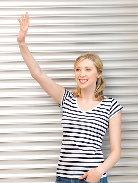 imagen de una adolescente feliz saludando