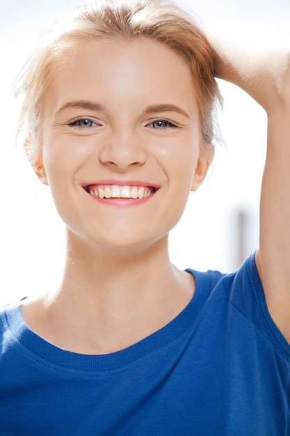 Imagen de una adolescente feliz y sonriente al aire libre