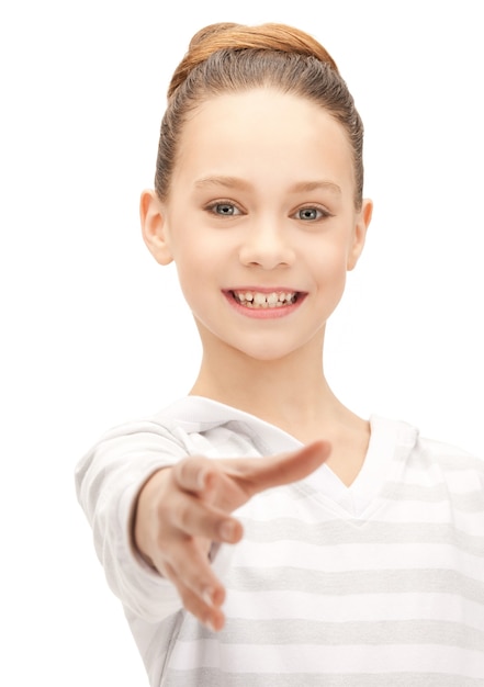 Imagen de una adolescente con la mano abierta lista para el apretón de manos