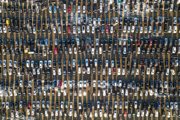 Imagen aérea de aviones no tripulados de muchos automóviles estacionados en el estacionamiento, vista superior.