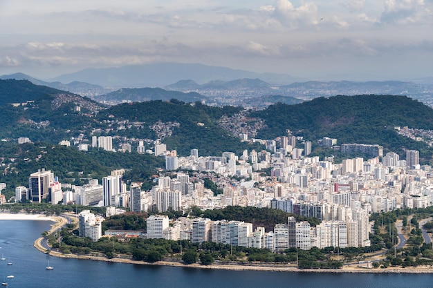 Imagen aérea de Botafogo y Flamengo ensenada y playa con sus edificios barcos y paisaje Inmensidad de la ciudad de Río de Janeiro Brasil al fondo