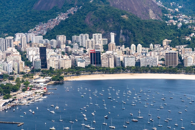 Foto imagen aérea de la cala y playa de botafogo con sus edificios barcos y paisaje río de janeiro brasil