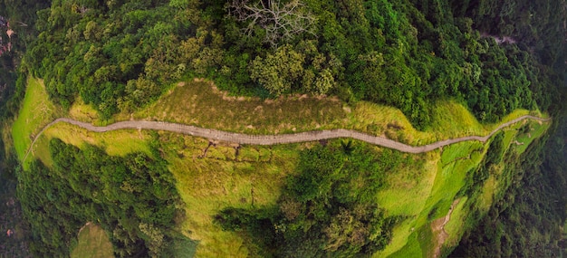 Imagen aérea de Campuhan Ridge Walk, Scenic Green Valley en Ubud Bali. Foto del dron.