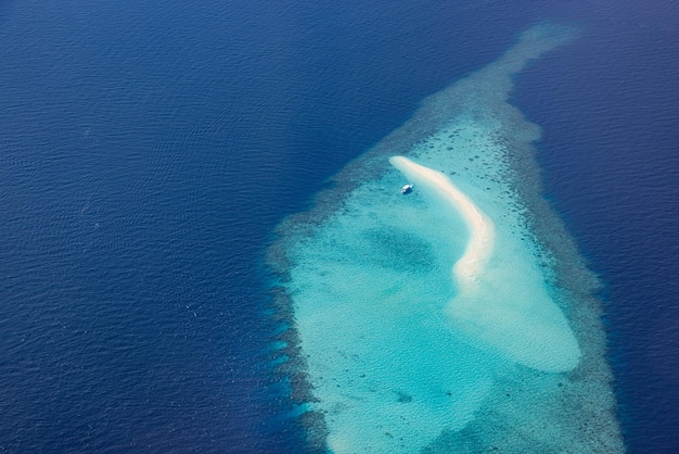 La imagen aérea de la laguna oceánica tropical azul turquesa, la playa de arena blanca, el arrecife de coral del banco de arena deberá