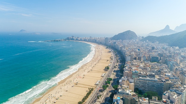 Foto imagen aérea de la playa de copacabana en río de janeiro. brasil.