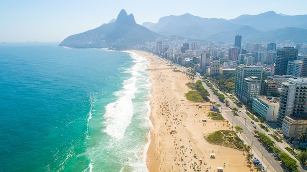 Foto imagen aérea de la playa de ipanema en río de janeiro. 4k