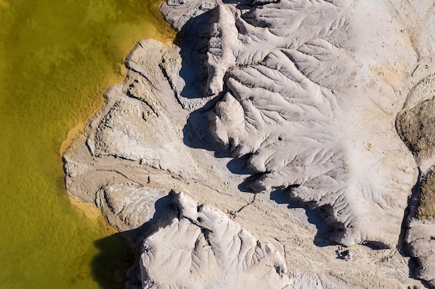 Imagen aérea surrealista de una mina a cielo abierto abandonada