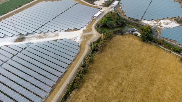 En esta imagen aérea se ve una gran granja solar.
