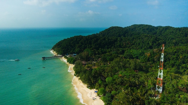 Imagen aérea de la vista superior del dron de una impresionante playa de hermosos paisajes marinos con agua turquesa