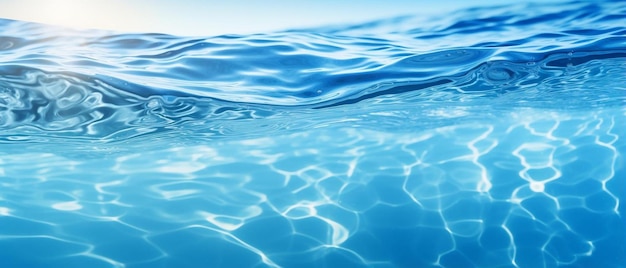 una imagen de un agua azul con el océano en el fondo