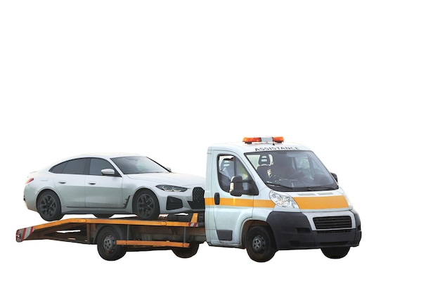 Una imagen aislada de un camión de remolque con un automóvil dañado Un escenario de recuperación de vehículos y asistencia en el camino