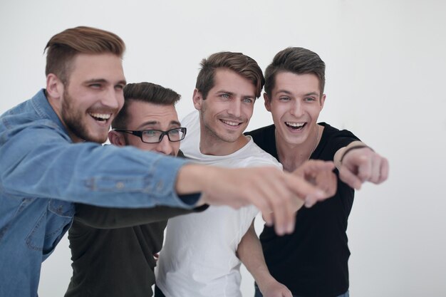 Imagen aislada de un joven caucásico elegantemente positivo señalando con el dedo a la cámara mostrando su elección