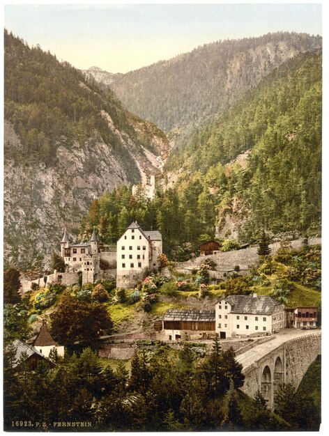 Foto una imagen de una aldea de montaña con una montaña en el fondo