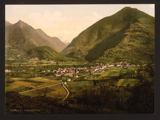 Foto una imagen de una aldea con montañas en el fondo