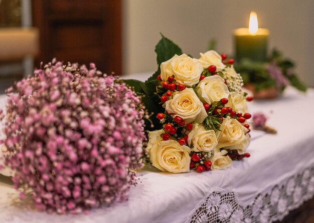 Imagen de un altar en una iglesia católica con velas y flores.