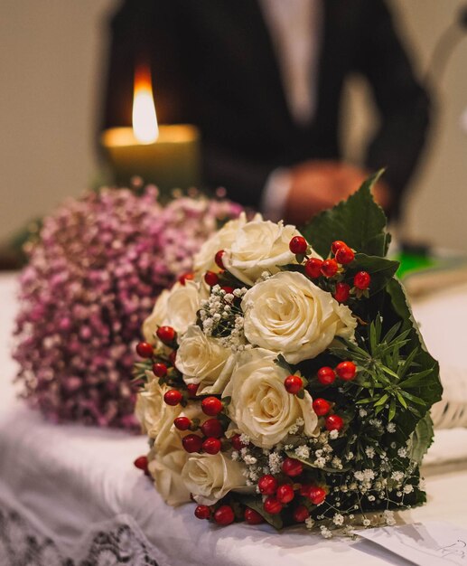 Imagen de un altar en una iglesia católica con velas y flores.