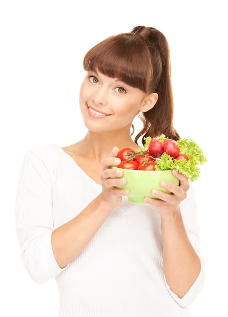 Imagen de ama de casa hermosa con verduras sobre blanco