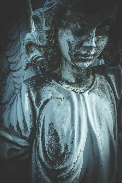 Imagen antigua de un ángel triste