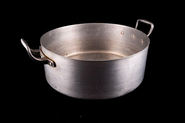 Imagen de una antigua olla de aluminio vintage