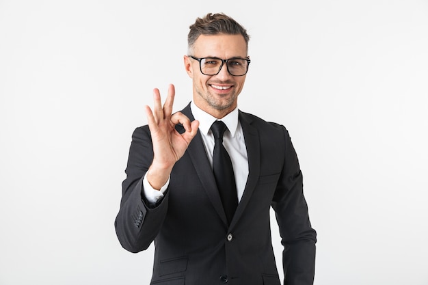 Imagen de un apuesto hombre de negocios aislado sobre una pared blanca posando mostrando gesto bien.