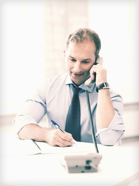 imagen de apuesto hombre de negocios hablando por teléfono