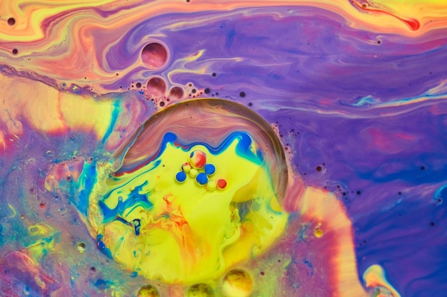Imagen del arco iris místico de colores sobre una superficie líquida con pequeñas esferas acrílicas