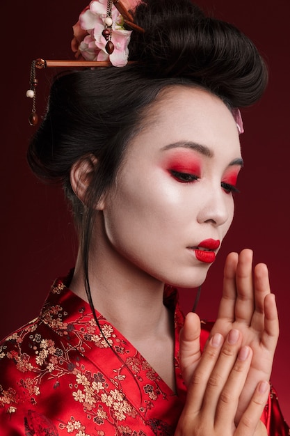 Imagen de la atractiva mujer geisha asiática en kimono japonés tradicional