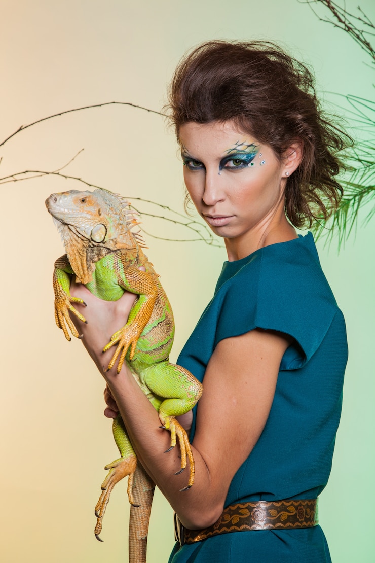 Foto imagen audaz de una mujer depredadora moderna con iguana