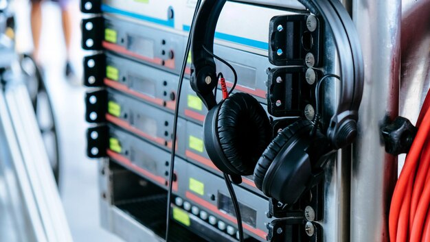 Foto imagen de auriculares para grabador de sonido equipo de producción de equipo de filmación profesional